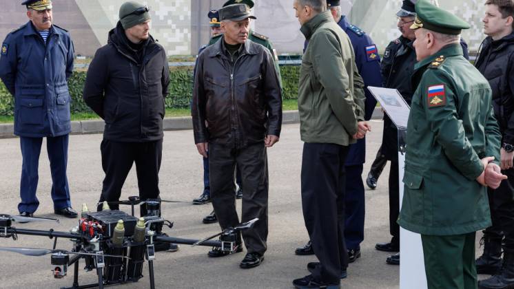 El Ministro de Defensa de Rusia ha asistido a una reciente presentacin de nuevos drones con capacidad para cuatro granadas que armarn a sus tropas. (MD Rusia)